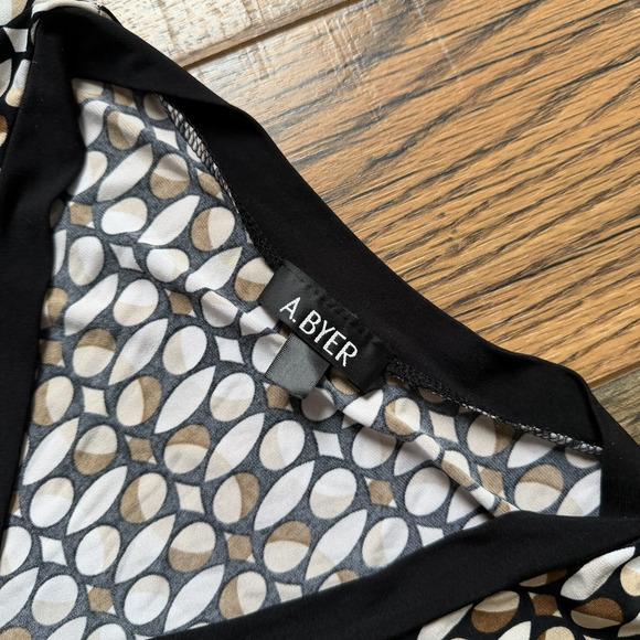 A. Byer Geometric Print Wrap Top Women’s Size M Brown Black White Retro Y2K - Picture 4 of 8